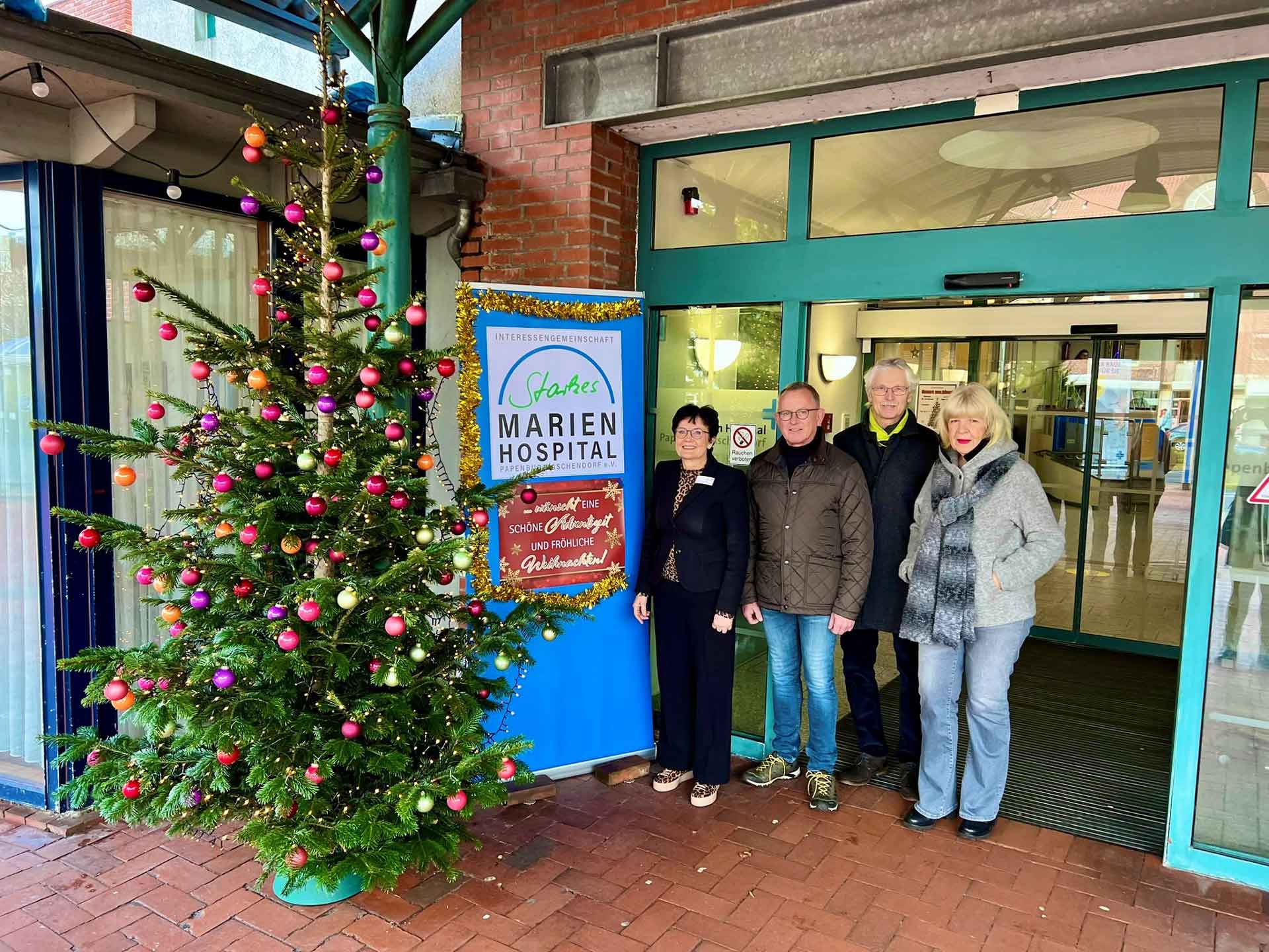 Geschäftsführerin Veronika von Manowski (li.) freut sich über den bunten Blickfang vorm Marien Hospital, der von Wilhelm Tallen, Dr. Hans-Jürgen Itzek-Westhus und Ursula Mersmann von der Interessengemeinschaft (IG) Starkes Marien Hospital Papenburg-Aschendorf e.V. aufgestellt wurde.