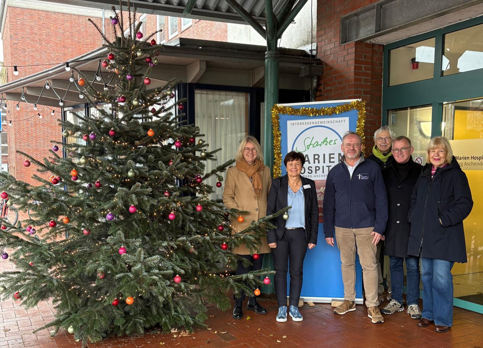 Freuen sich über den schönen Weihnachtsbaum:                                                 Frau Veronika von Manowski (Mitte), eingerahmt vom Vorstand des Fördervereins (v.l.) Anja Walker, Bernhard Hövelmann, Dr.H.-J.Itzek-Westhus, Wilhelm Tallen und Ursula Mersmann (Foto: D.Kiesow, Marien Hospital)