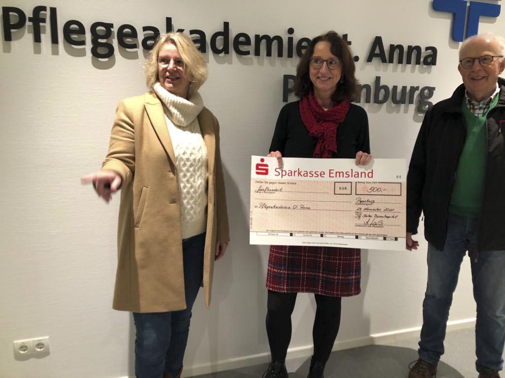 Foto Scheckübergabe: Anja Walker, Hedwig Rode, Dr. Hermann Kruthaup