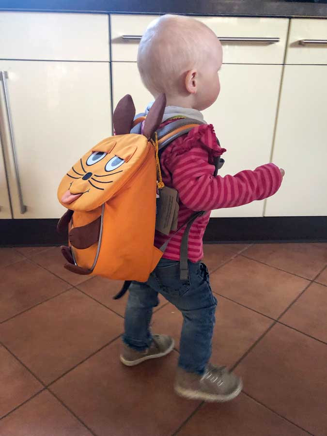 Tochter von U. Thien mit gewonnenem Rucksack